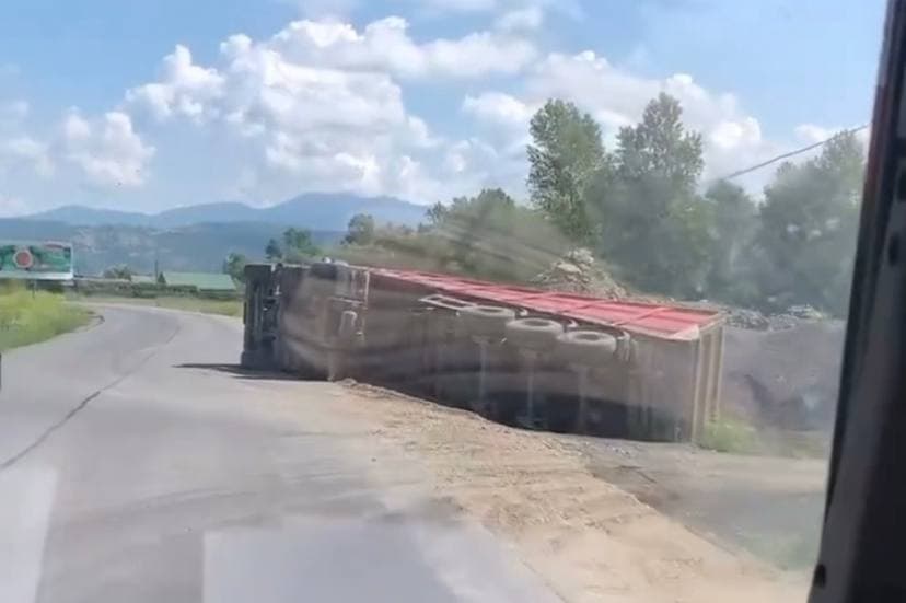 Вантажівка перекинулася: у мережі поширюють відео з місця ДТП на Рахівщині (ВІДЕО)