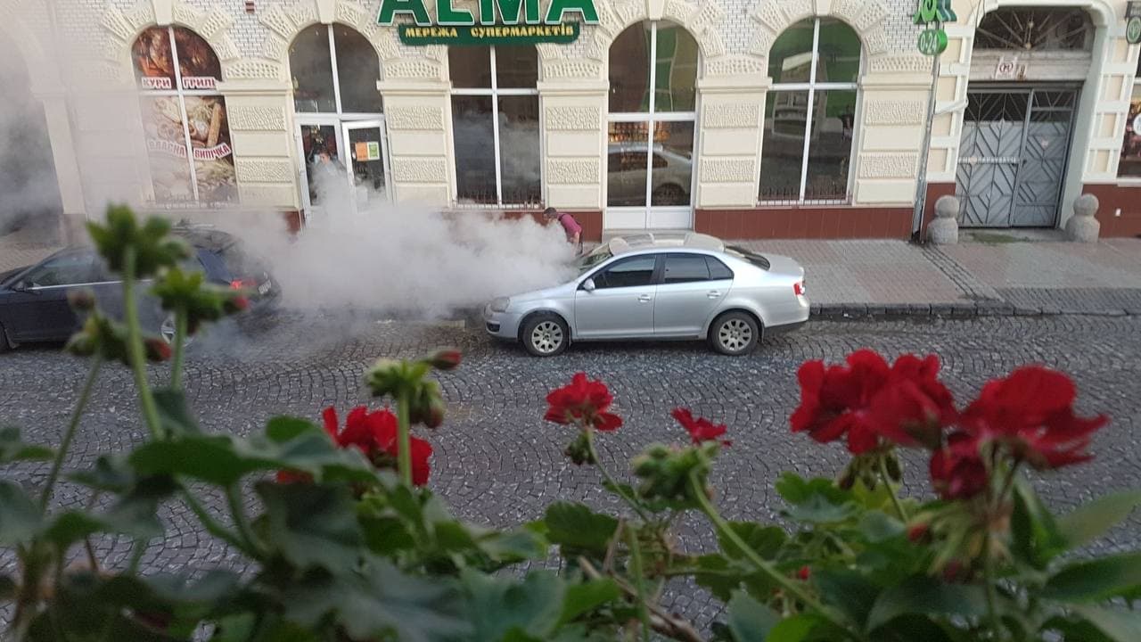 "Гарячий" ранок: у центрі Мукачева зайнялася припаркована автівка (ФОТО, ВІДЕО)