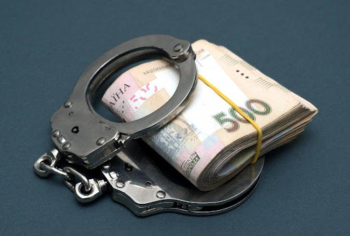 Спіймали на хабарі: закарпатець сплатить 17 тисяч гривень штрафу за надання неправомірної вигоди прикордонниці