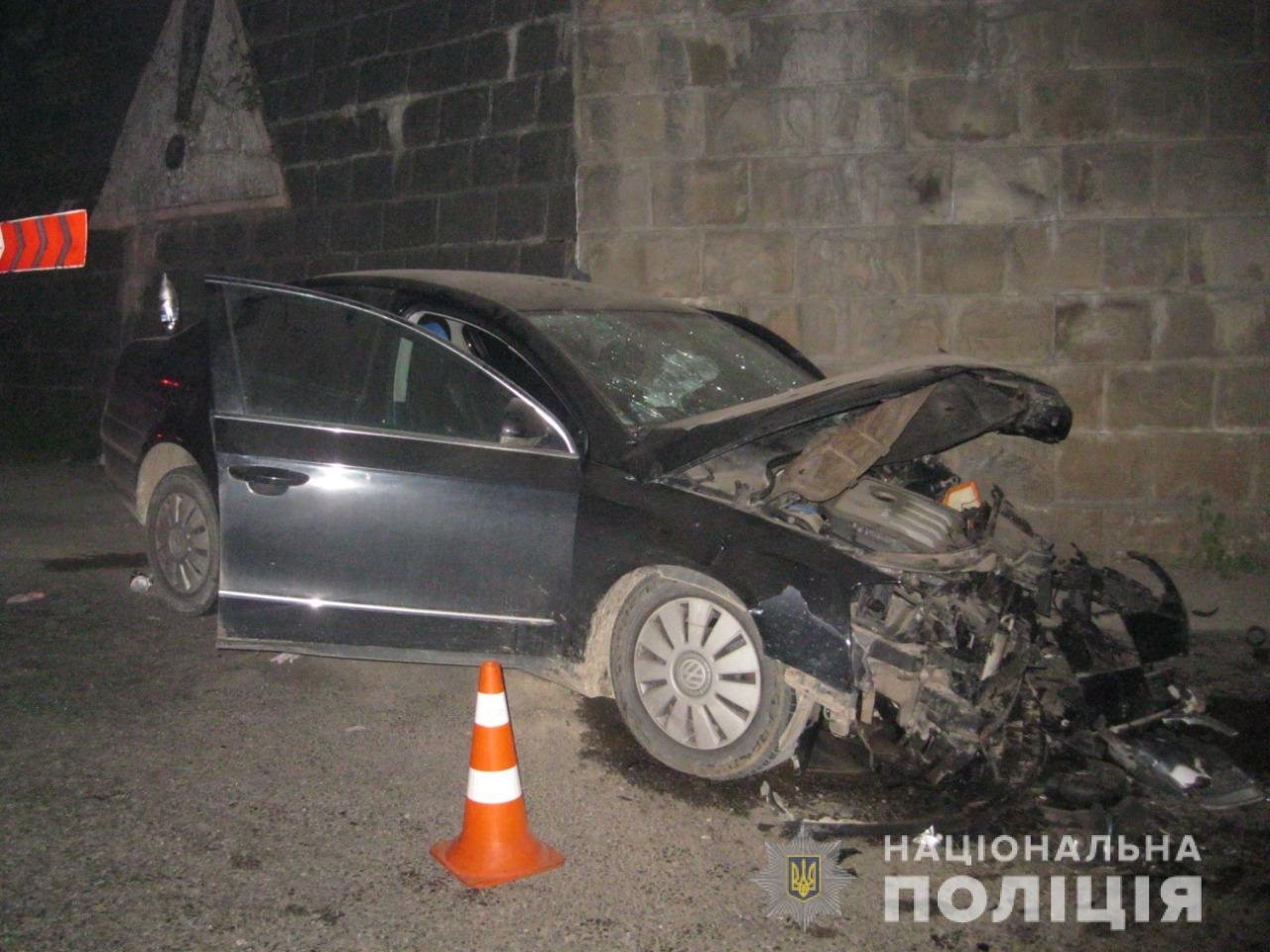 Авто втаранилося у стіну: закарпатець потрапив у жахливу ДТП у сусідній області (ФОТО)