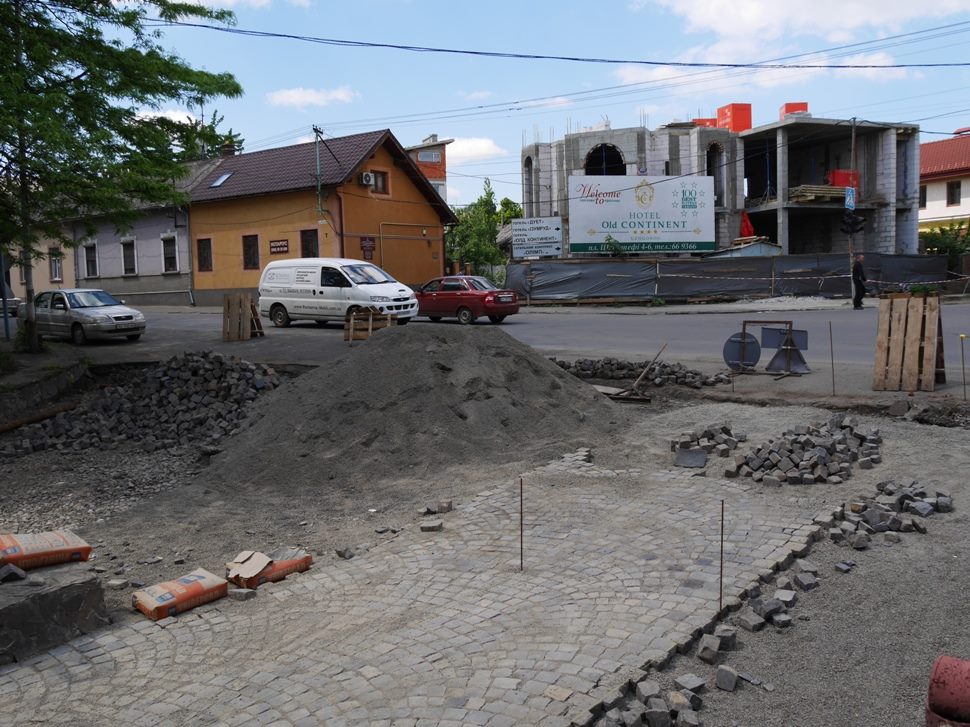 На вулиці Антонівській в Ужгороді триває капітальний ремонт