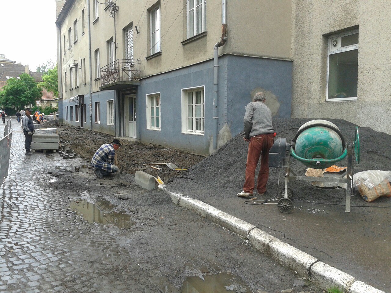 В Мукачеві біля поліклініки почали прокладати тротуар