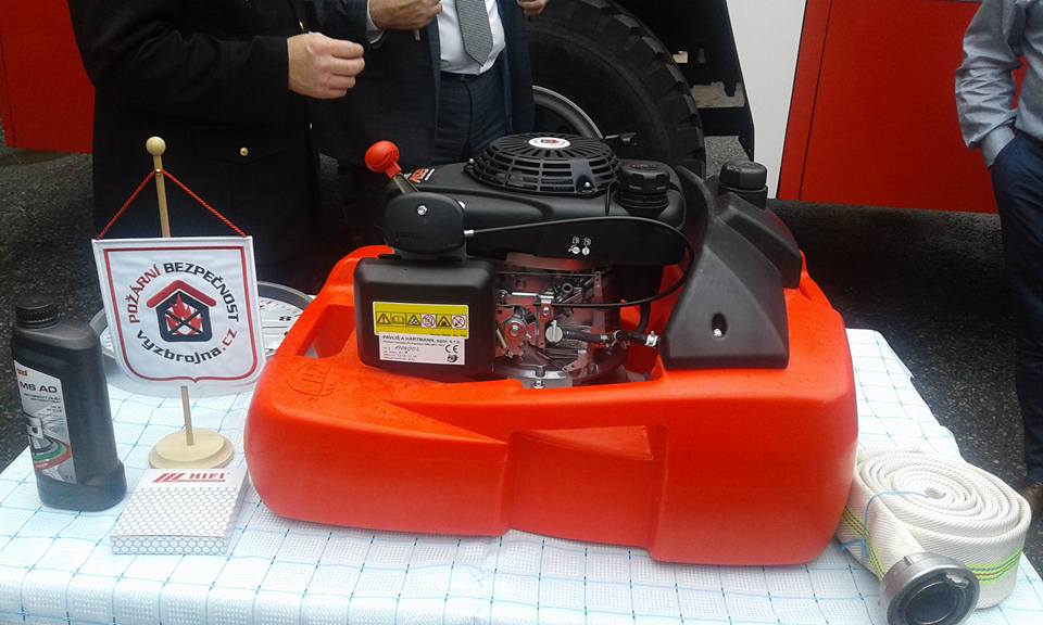 Чеські колеги подарували рятувальникам із Закарпаття плаваючу мотопомпу