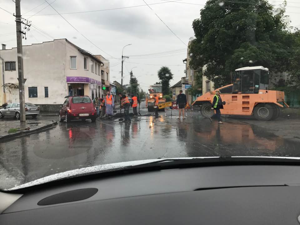 В обласному центрі Закарпаття знову асфальтували дорогу в дощ