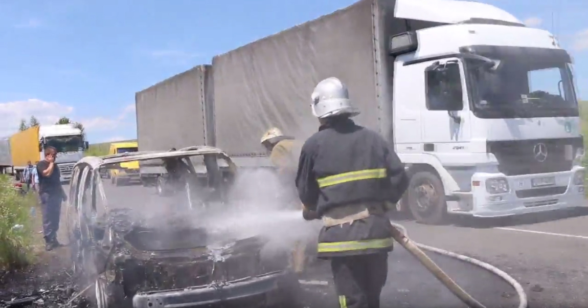 На трасі "Мукачево – Рахів" згоріла автівка (ВІДЕО)