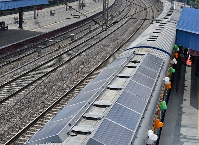 В Індії запустили перший «сонячний» потяг