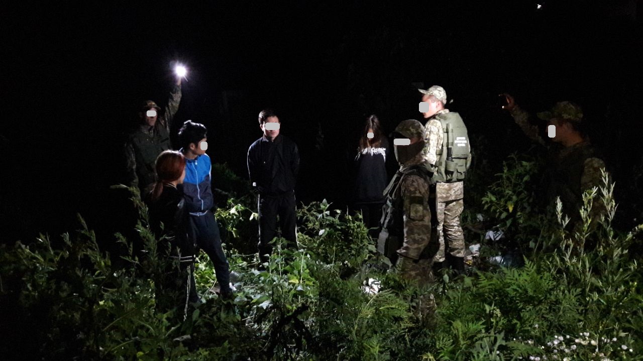 Чергову группу нелегалів з В’єтнаму затримали прикордонники на Закарпатті