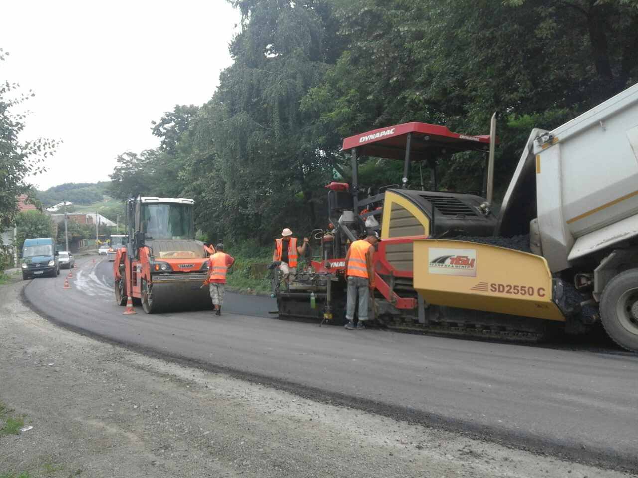 У Виноградівському районі ремонтують дорогу (ФОТО)