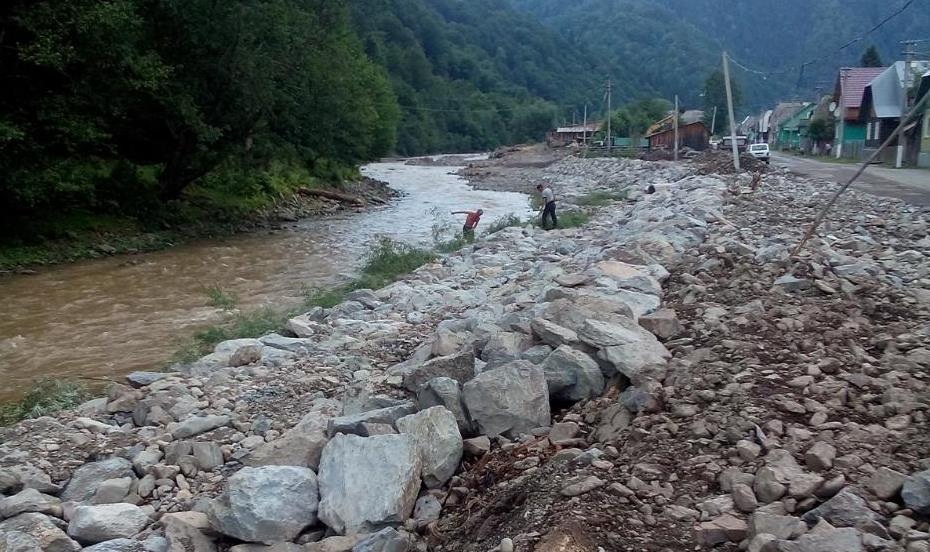 У Німецькій Мокрій на Тячівщині зводять дамбу