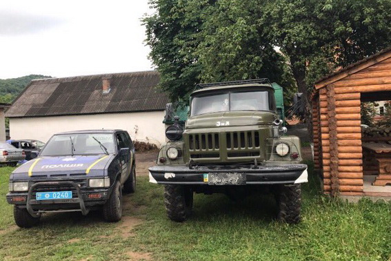 У смт. Дубове, що на Тячівщині, працівники поліції зупинили автомобіль «ЗІЛ», завантажений п´ятьма кубометрами гравію