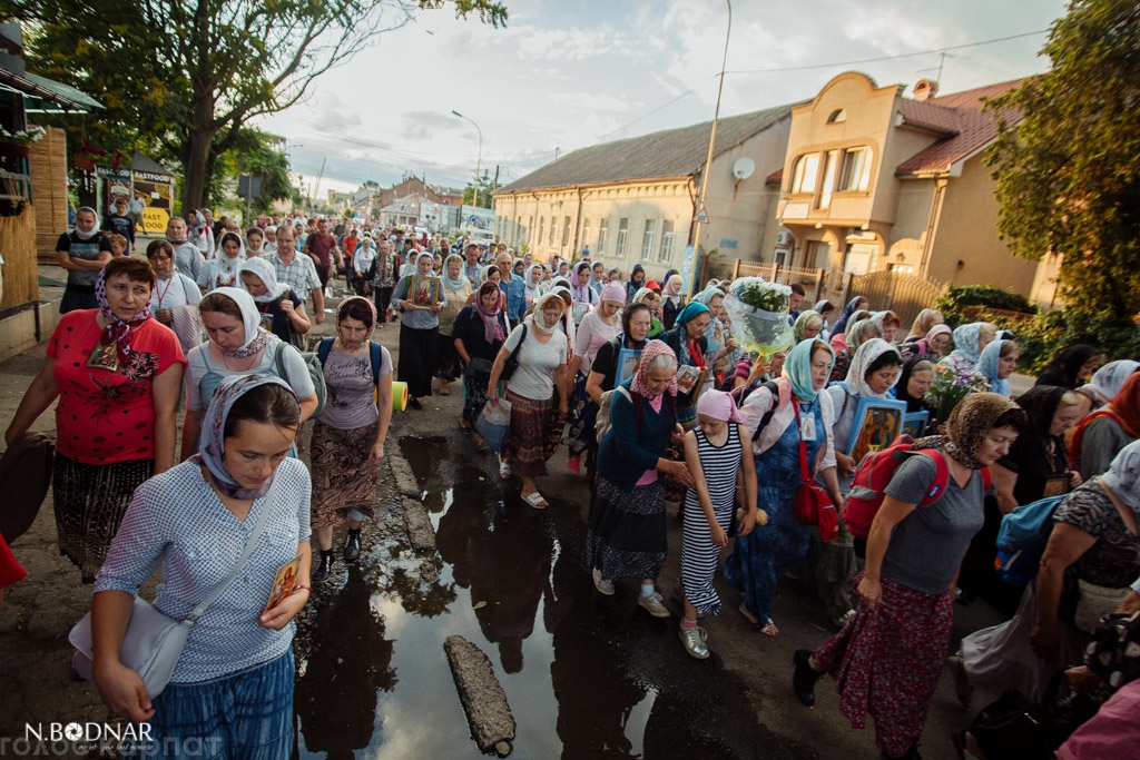 Віряни вирушили у хресний хід з Ужгорода до села Домбоки, що на Мукачівщині (ФОТО)