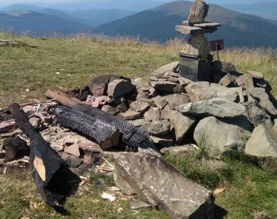 На Перечинщині вандали спалили 8-метровий хрест на горі Полонина Руна