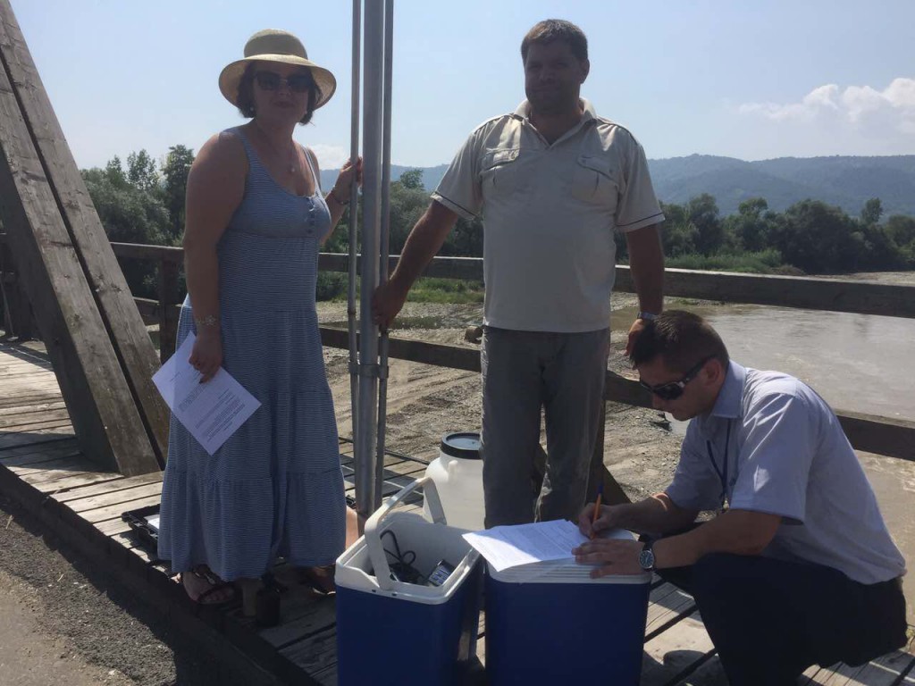 Українськими та румунськими спеціалістами проведено спільний відбір проб води з р. Тиса в смт. Солотвино
