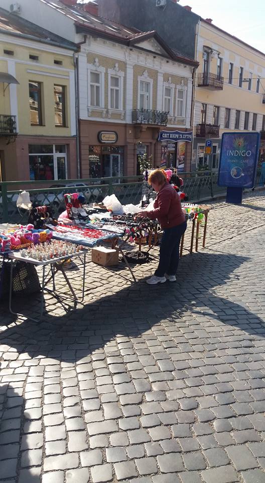Ужгородці скаржаться на представницю стихійної торгівлі у центрі міста