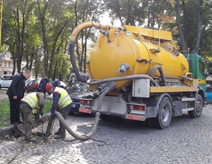 В Ужгороді проводять роботи по прочистці вуличної зливової каналізації
