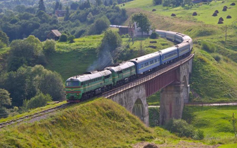 Закарпатцям, які планують на вихідних їхати поїздом, варто вчасно перевірити свій годинник