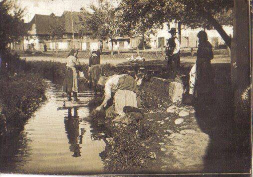 Фото з архіву: прання на потоці у центрі Тячева