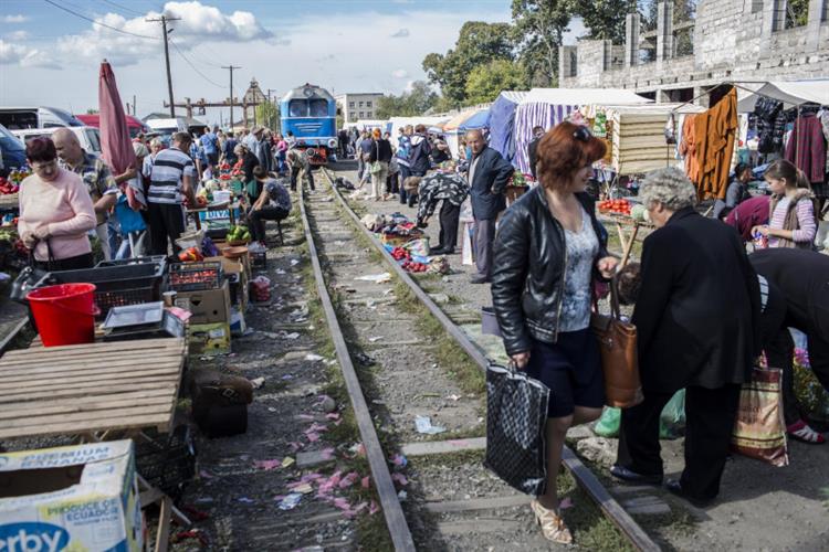 На унікальному ринку у Виноградові продають навіть кобру