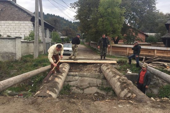 Заповідник допоміг мешканцям Ділового звести мости у селі