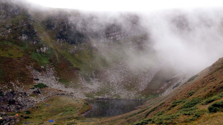Як осінні хмари мальовничо огортають Чорногірський хребет у Карпатах