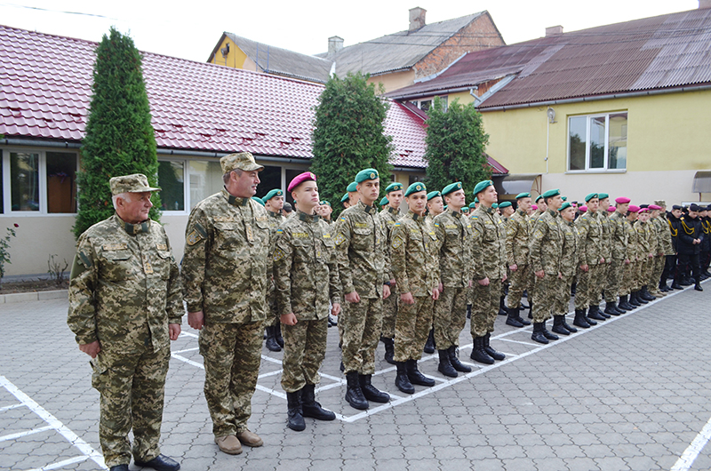 На Закарпатті прикордонники привітали вихованців військового ліцею зі святом