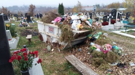 Стан Хустського кладовища після Дня вшанування померлих (ФОТО)
