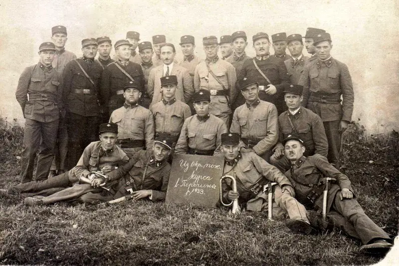 20 - 1933 четвертий праворуч стоїть Д.Попович
