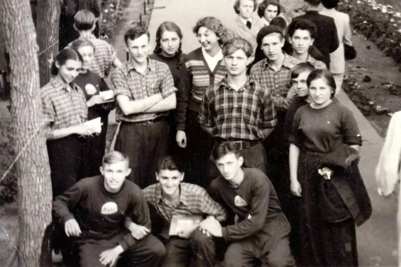 8 - 1956 учасники респуб_ змагань у Києві ліворуч К.Попович