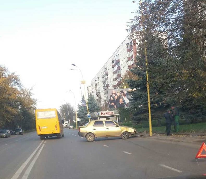 В Ужгороді автомобіль врізався у стовп