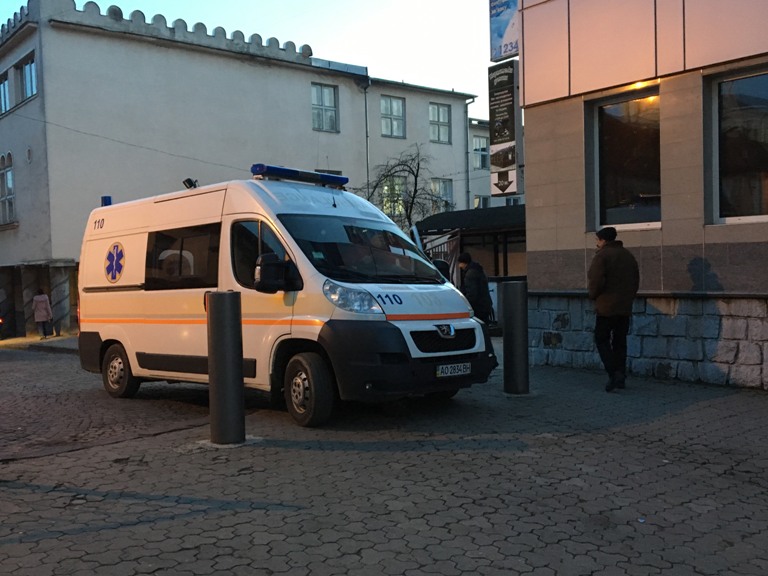 Обмежувачі руху завадили кареті швидкої допомоги заїхати на вулицю Волошина в Ужгороді