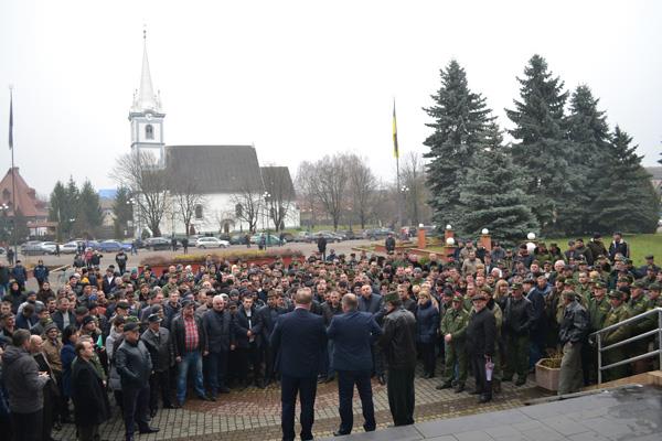 Лісівники Тячівщини вийшли на акцію протесту під РДА (ФОТО)