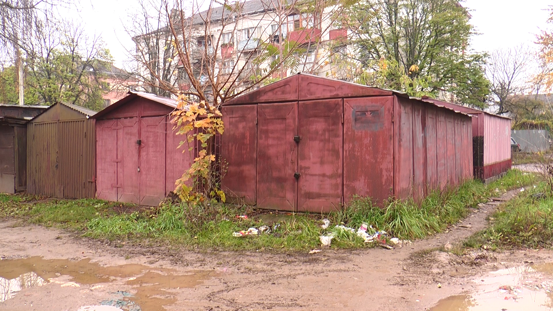 Гаражі в Ужгороді на Одеській "переселять" на нові місця або демонтують (ВІДЕО)