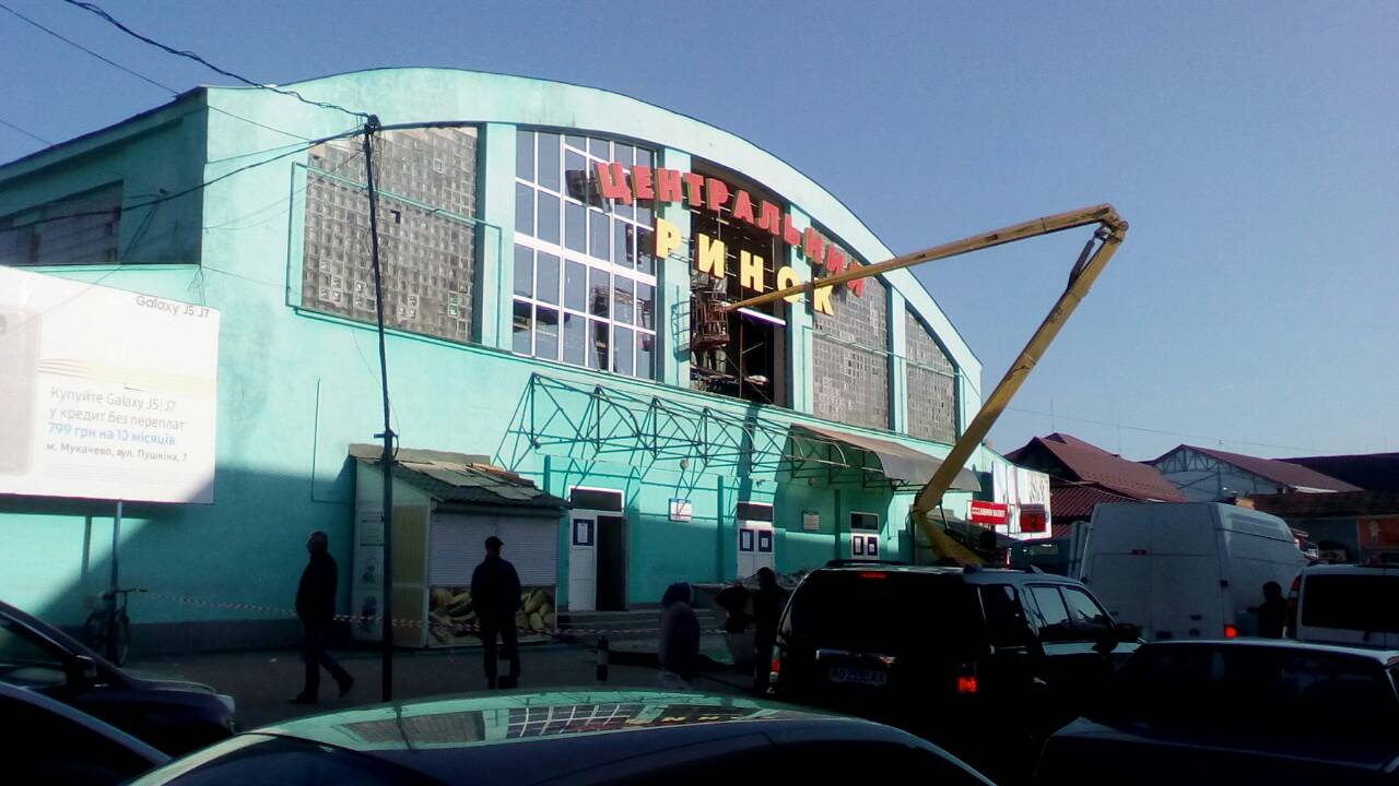 В Мукачеві продовжують ремонтні роботи на «Зеленому базарі» (ФОТО)