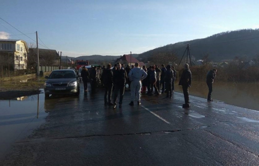 Розлючені мешканці Вільхівки перекрили трасу (Фото)