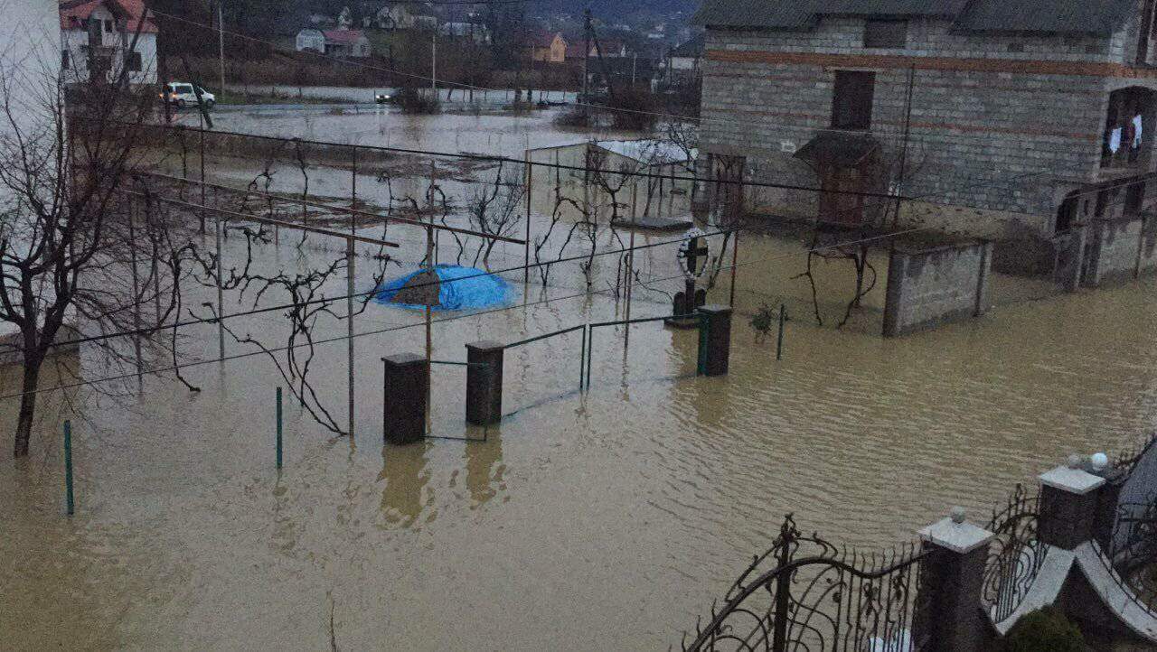 У Вільхівці на Іршавщині з підтопленої території евакуювують людей (ФОТО)