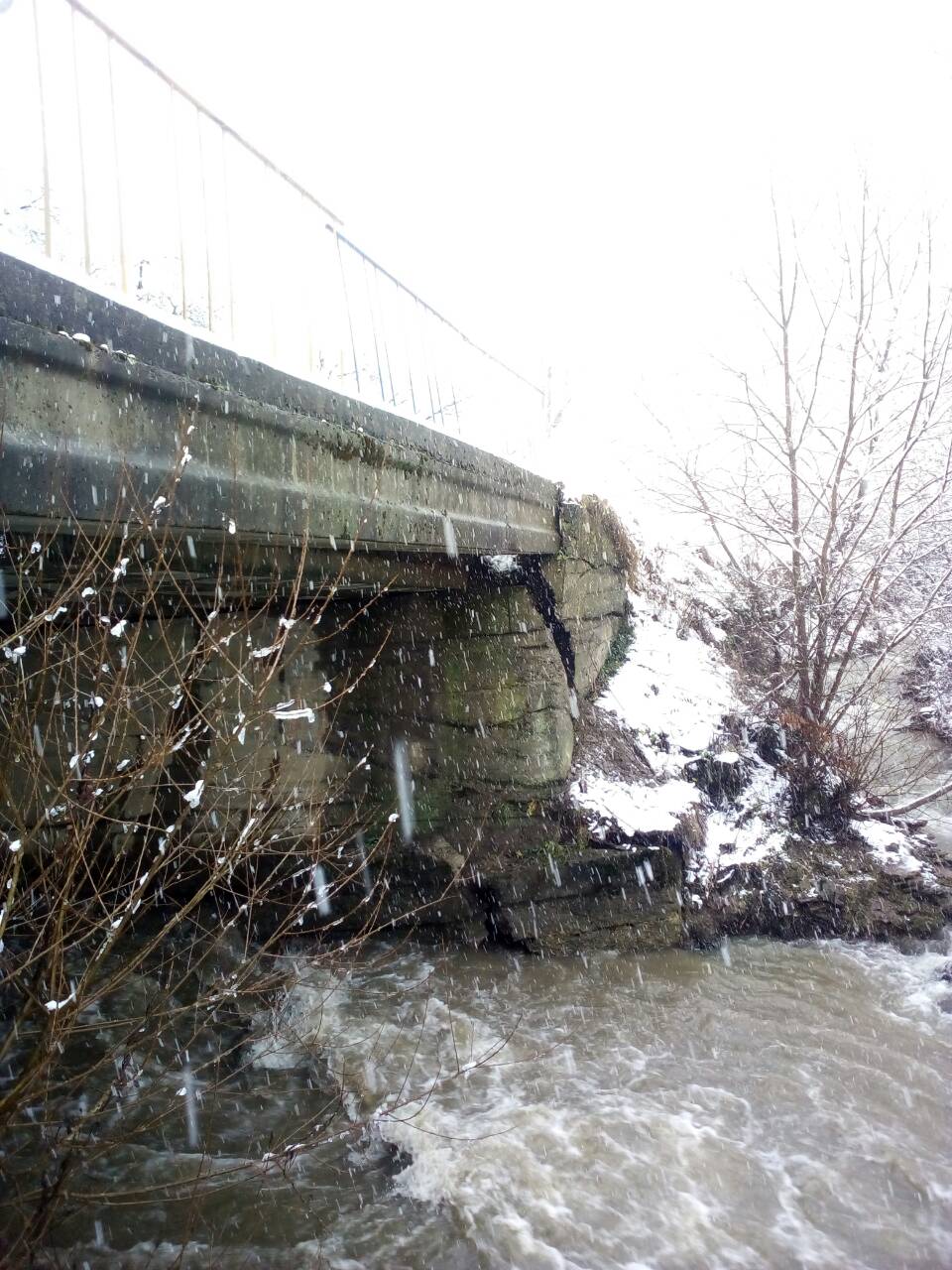 Москаль: «На Воловеччині паводкова хвиля пошкодила міст через Латорицю» (+ ФОТО)