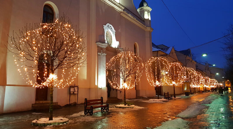 Вулиця Волошина в Ужгороді перетворилась у казку