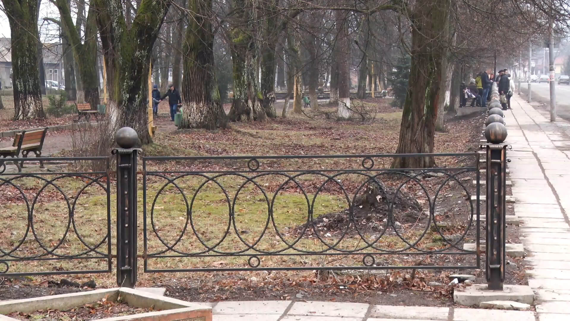 У Великому Березному вклали нову бруківку та встановили огорожу довкола парку (ВІДЕО)