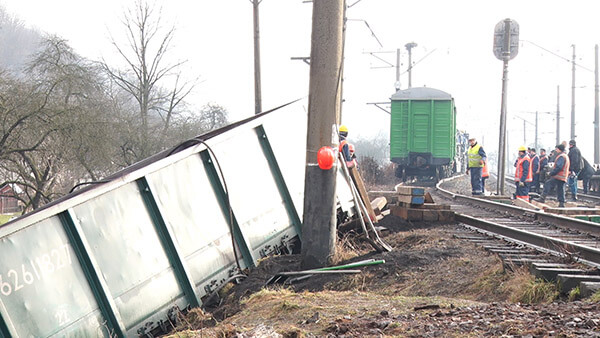 На Закарпатті тривають аварійно-відновлювальні роботи на залізничній колії в районі села Сіль (ФОТО)