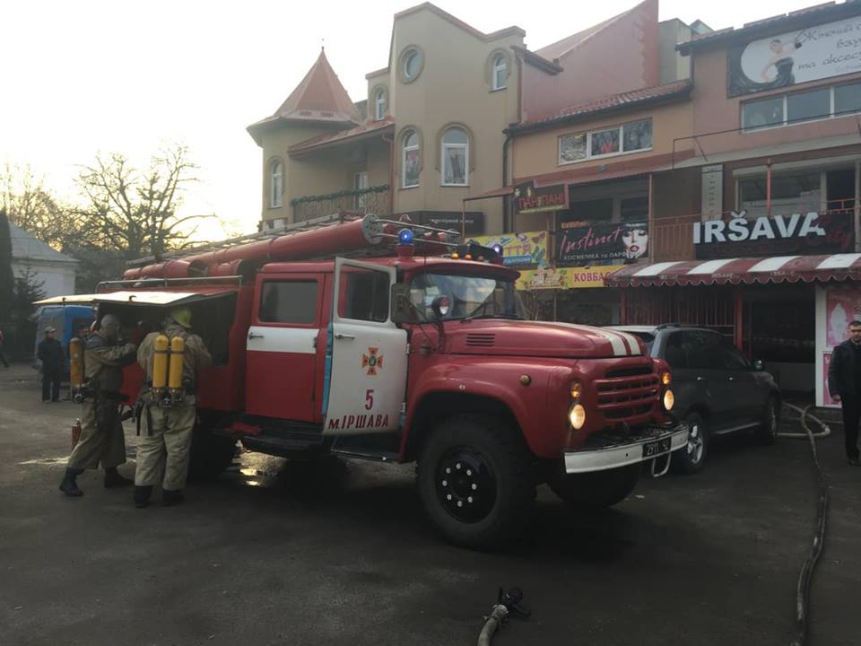 В м. Іршава вогнеборці ліквідували пожежу в кафе (фото)