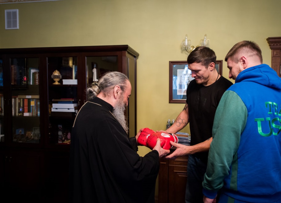 Чемпіон світу з боксу Олександр Усик подарував Митрополиту Онуфрію боксерські рукавички
