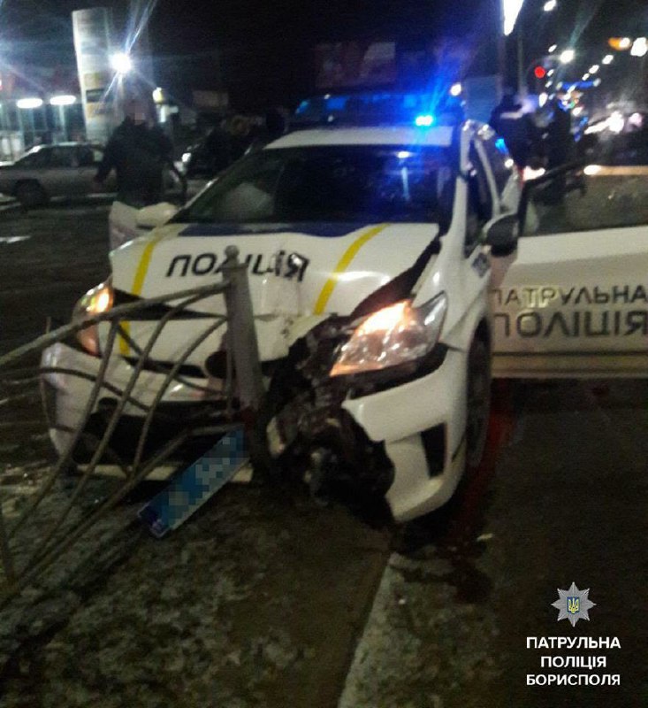 У Києві нетверезий водій на швидкості в’їхав в поліцейський Prius (ФОТО)