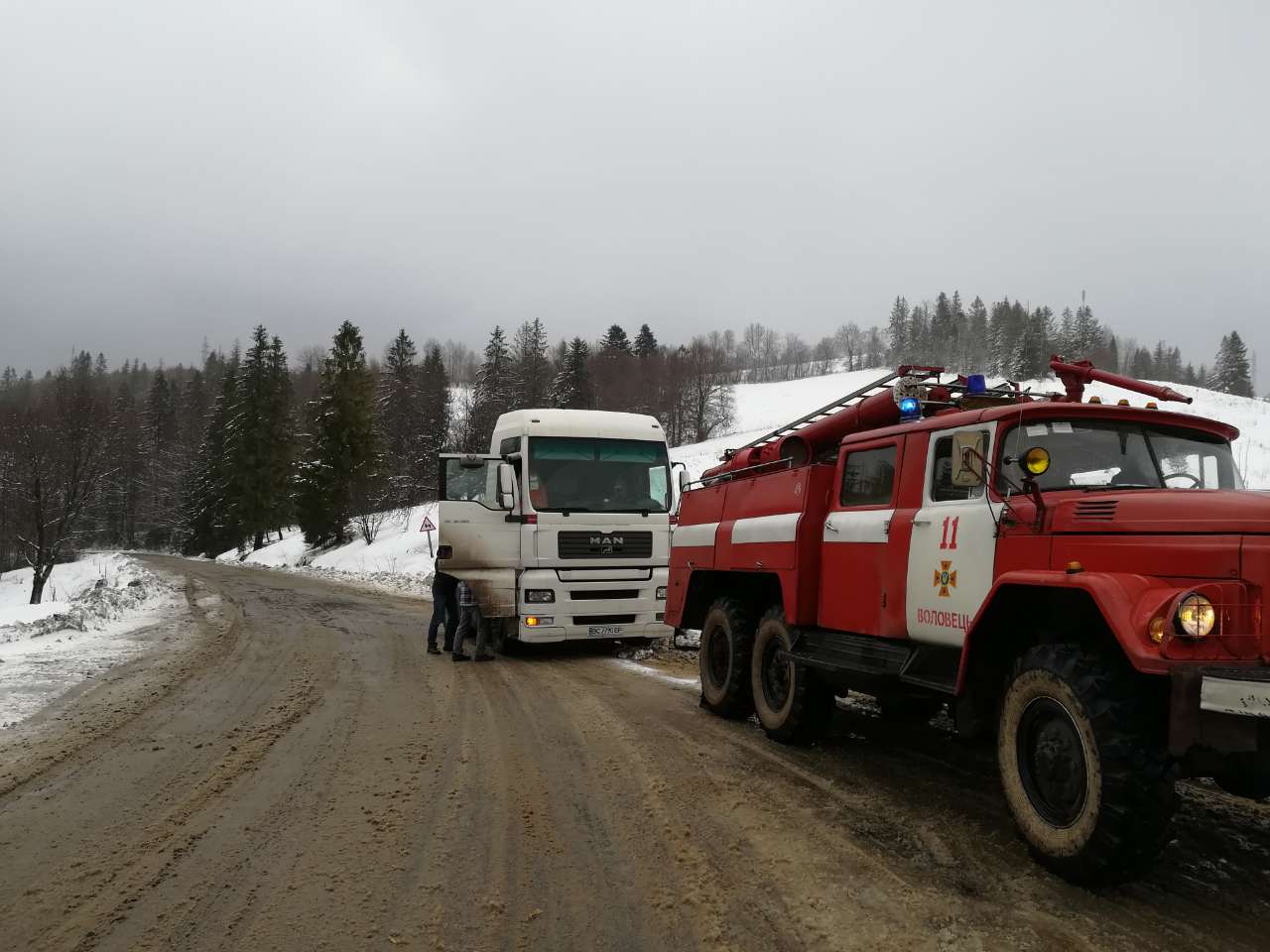 Закарпатські рятувальники надавали допомогу водіям транспортних засобів через ожеледицю