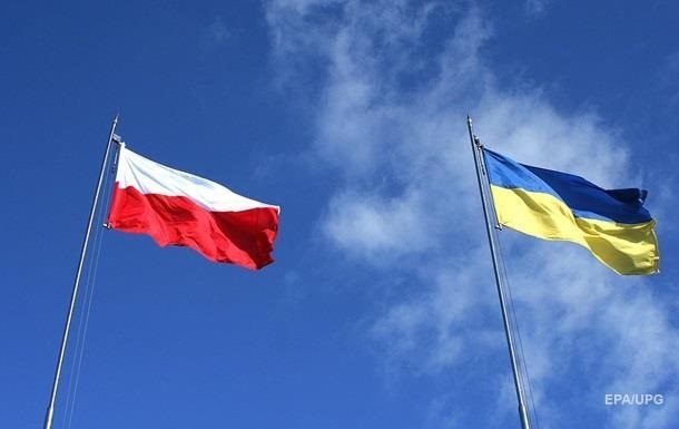 Польський завод прокоментував чому заробітчани носять синьо-жовту форму