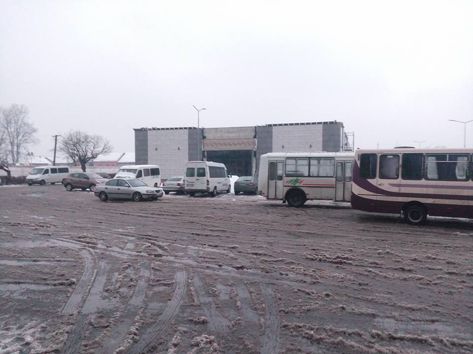 На автостанції Мукачево дві новини. Одна з них про погоду (ФОТО+ВІДЕО)