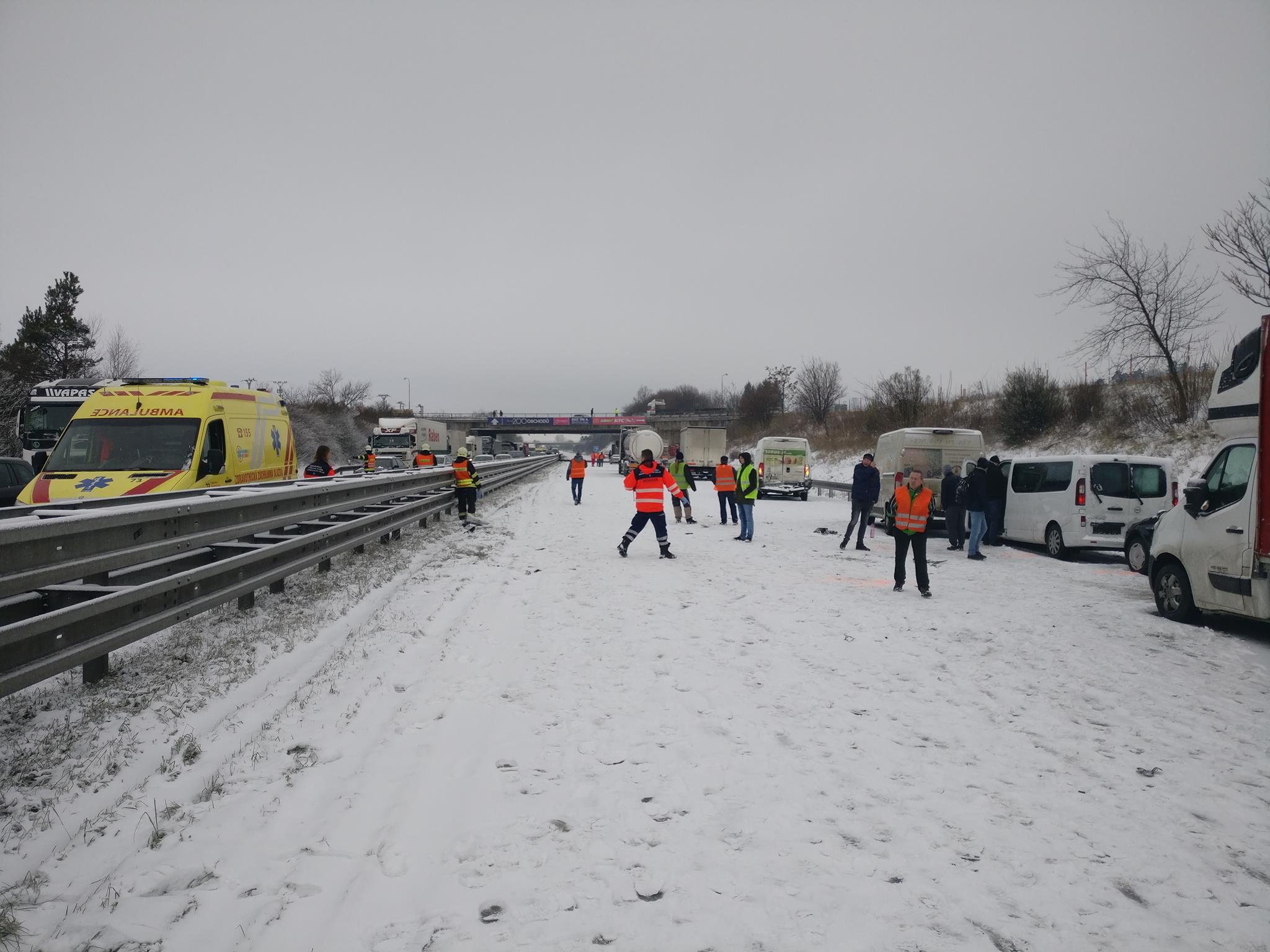 Користувачі мережі оприлюднили відео масштабної аварії в Чехії (ВІДЕО+ФОТО)