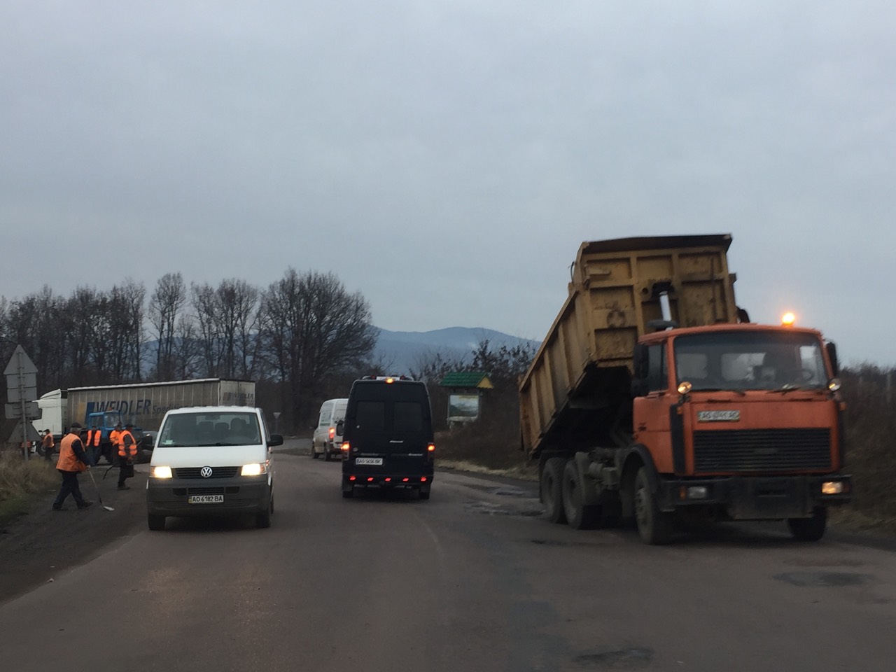 Триває аварійний ремонт автодороги Мукачево-Рогатин (фото)