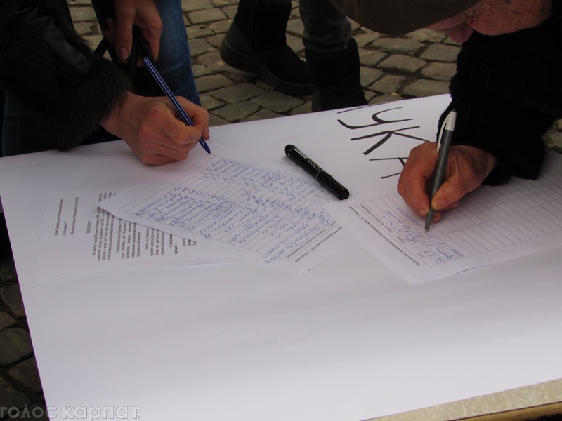 В Мукачеві продовжується збір підписів проти будівництва МГЕС