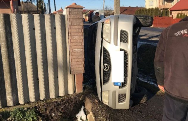 На Ужгородщині сталось ДТП: Mazda влетіла в паркан приватного будинку (ФОТО, ВІДЕО)