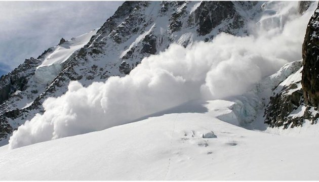 Снігова пастка: у Карпатах група туристів потрапила під лавину